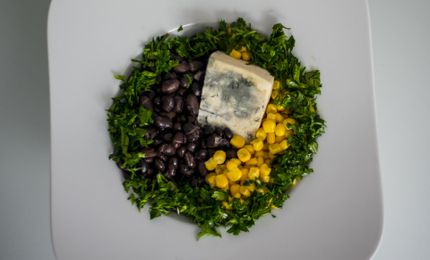 Sałatka z czarną fasolą konserwową, kukurydzą i serem pleśniowym