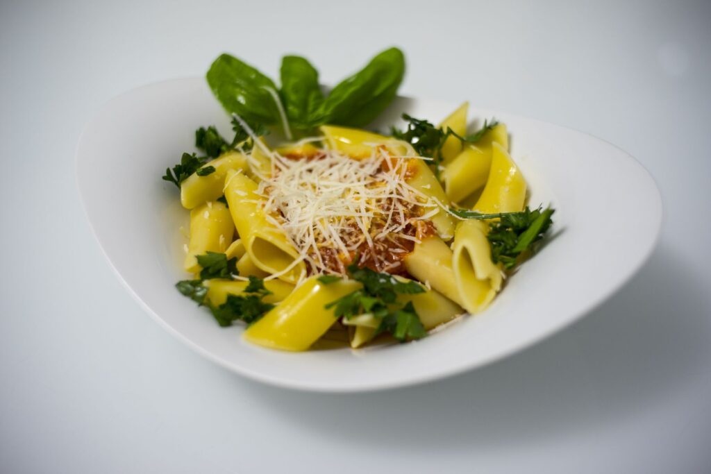 Makaron Penne z Sosem Pomidorowym i Parmezanem